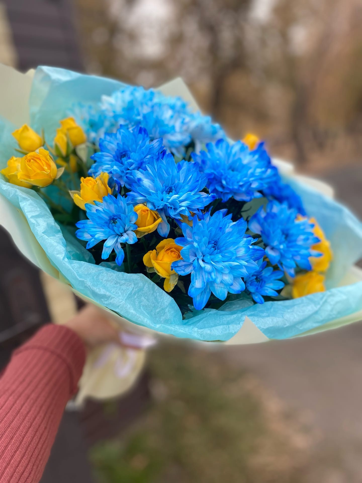 Букет из хризантем, кустовых роз