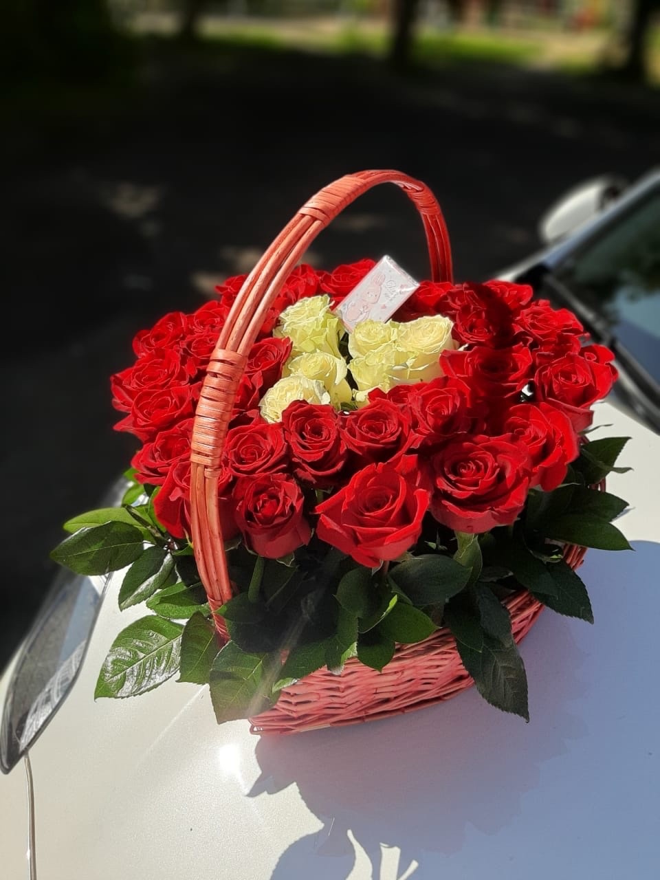 Корзинка из красных и белых роз