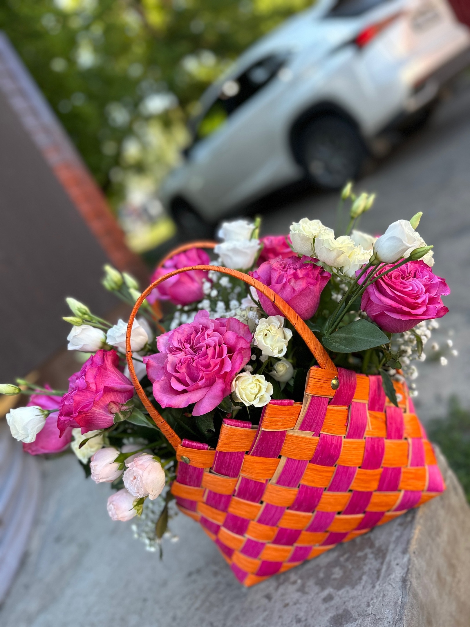 Корзинка из кустовых роз и гвоздик 