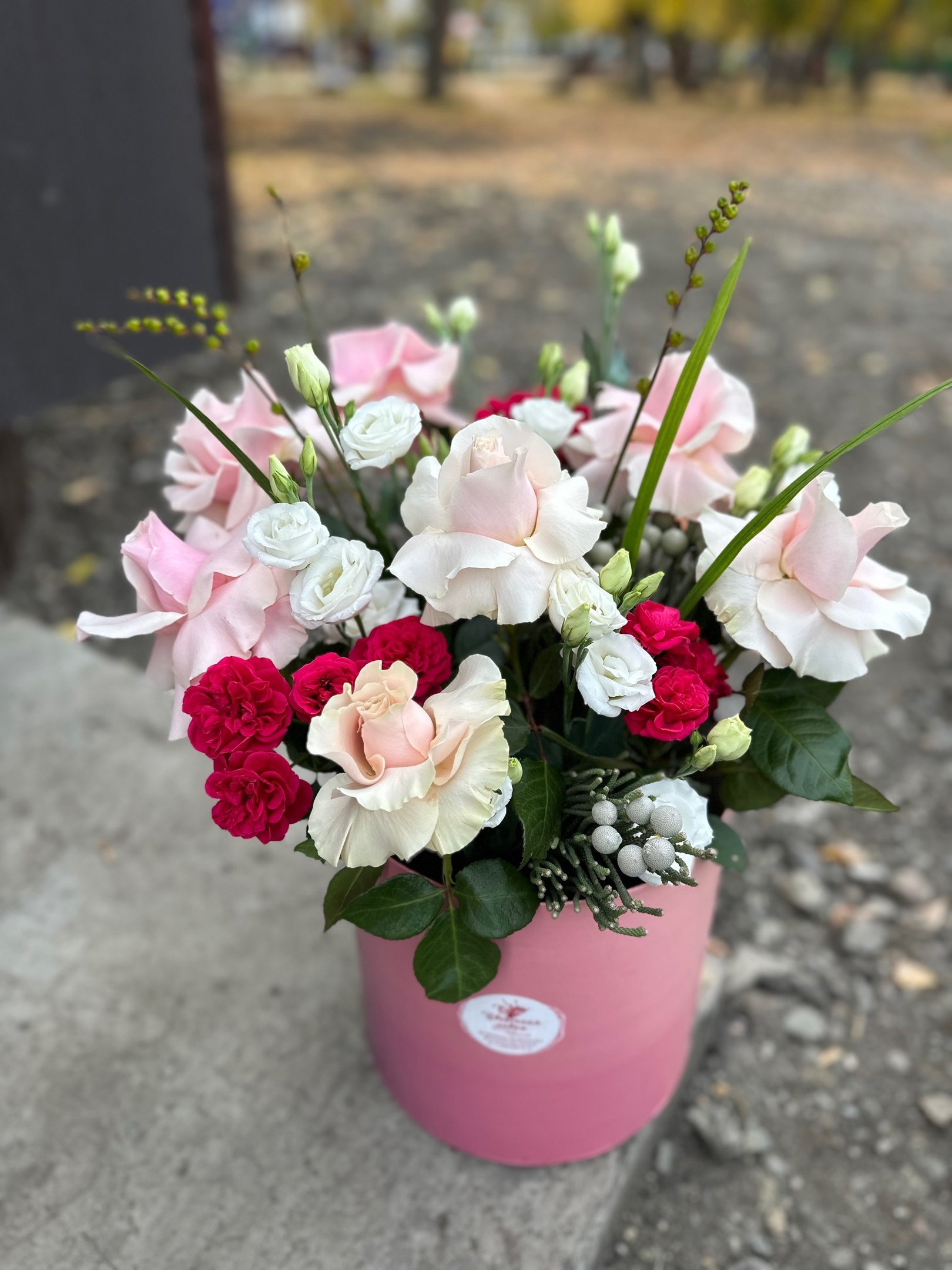 Корзинка из роз, гвоздик и кустовых роз