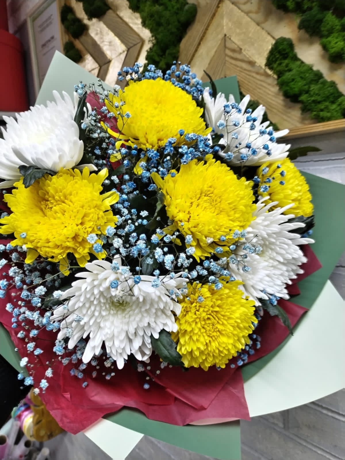 Букет из хризантем и гипсофил