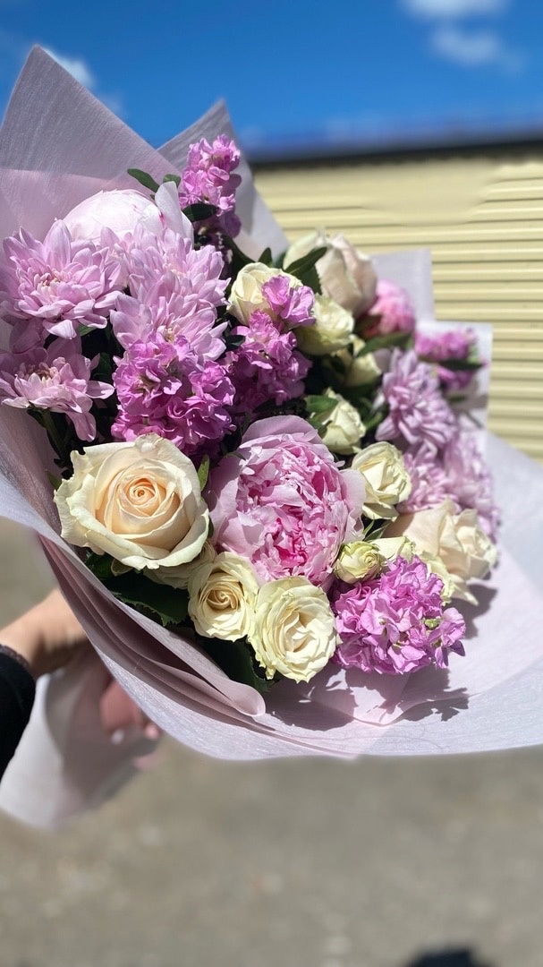 Букет из пионов,кустовых роз 