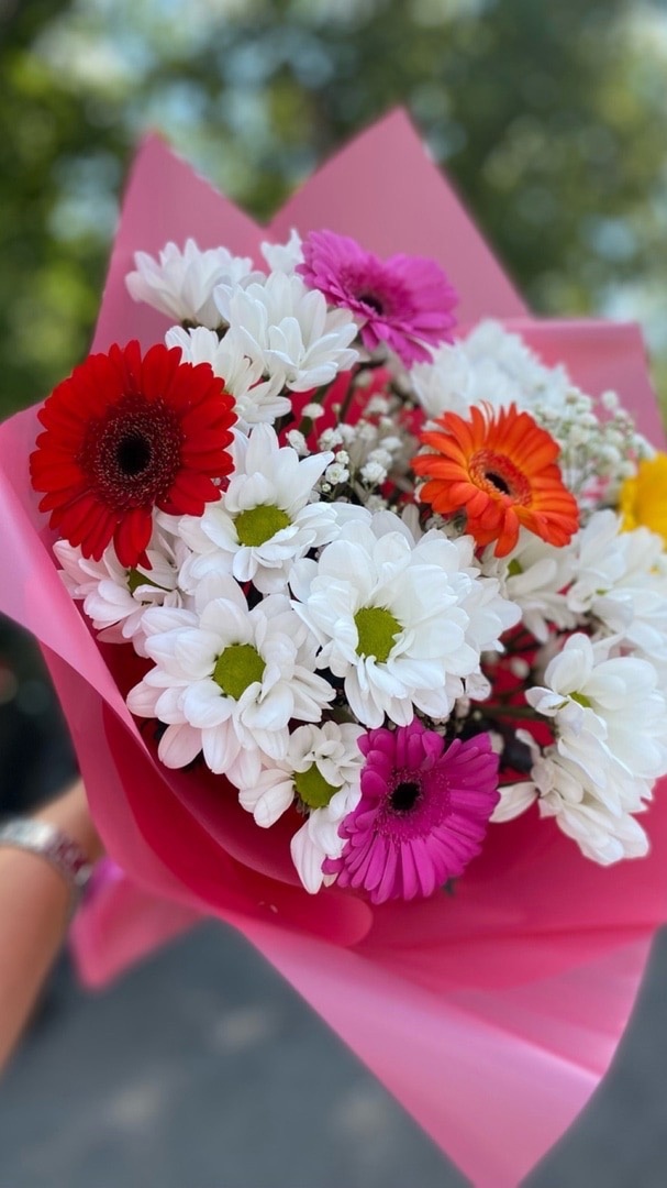 Букет из хризантем,гербер,гипсофил