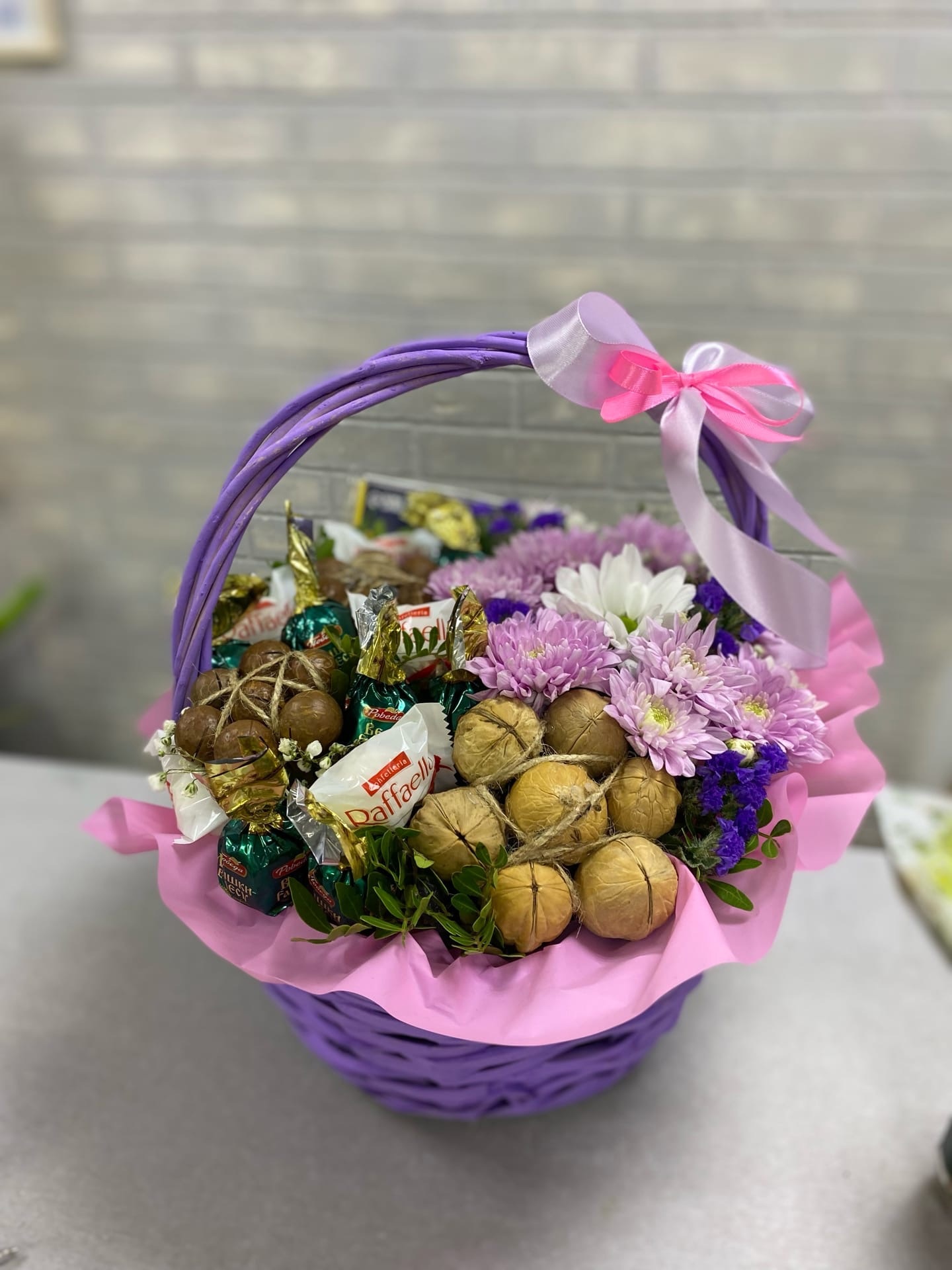 Корзинка из хризантем,конфет,орехов