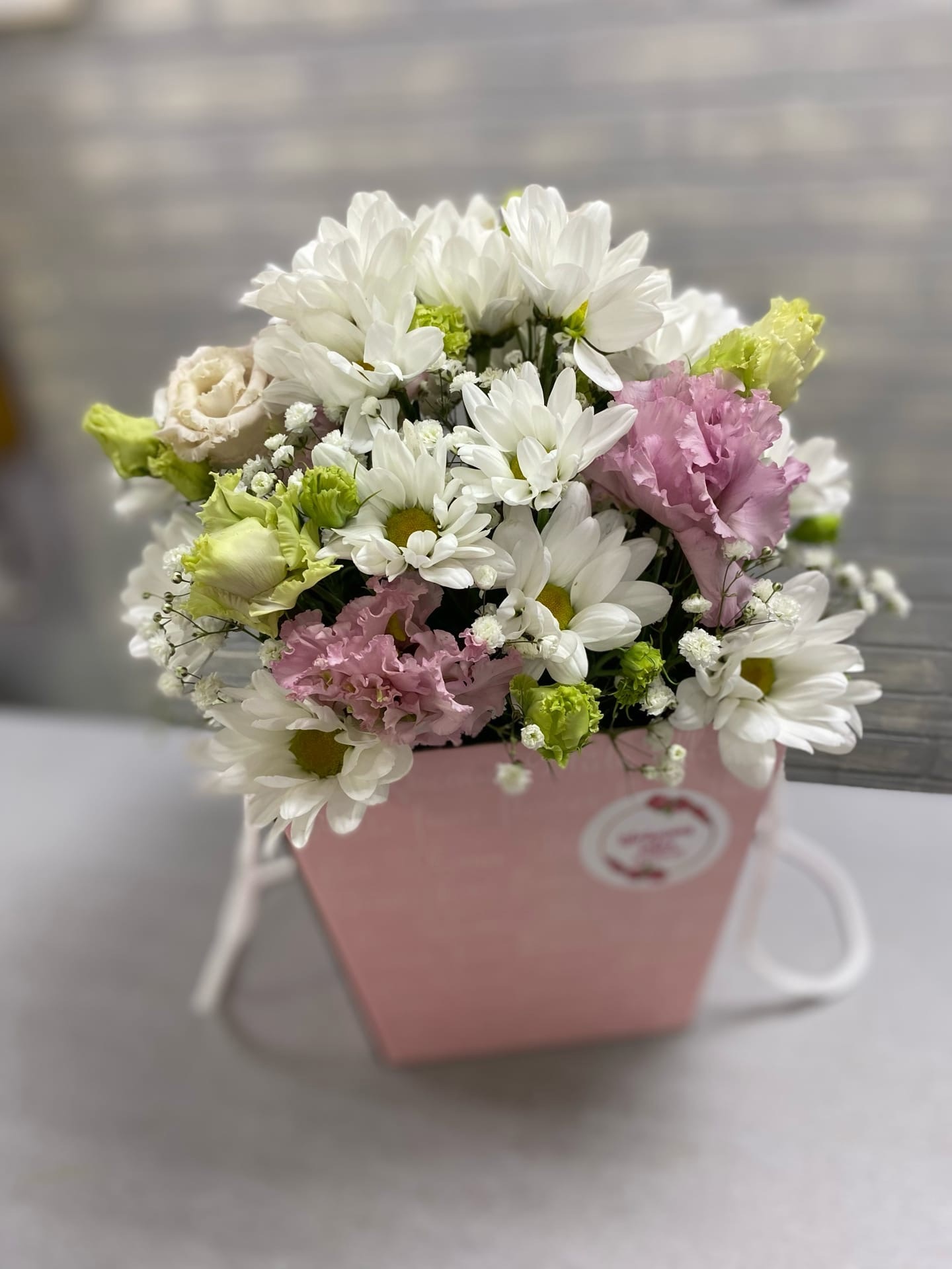 Корзинка из хризантем,кустовых роз,гипсофил