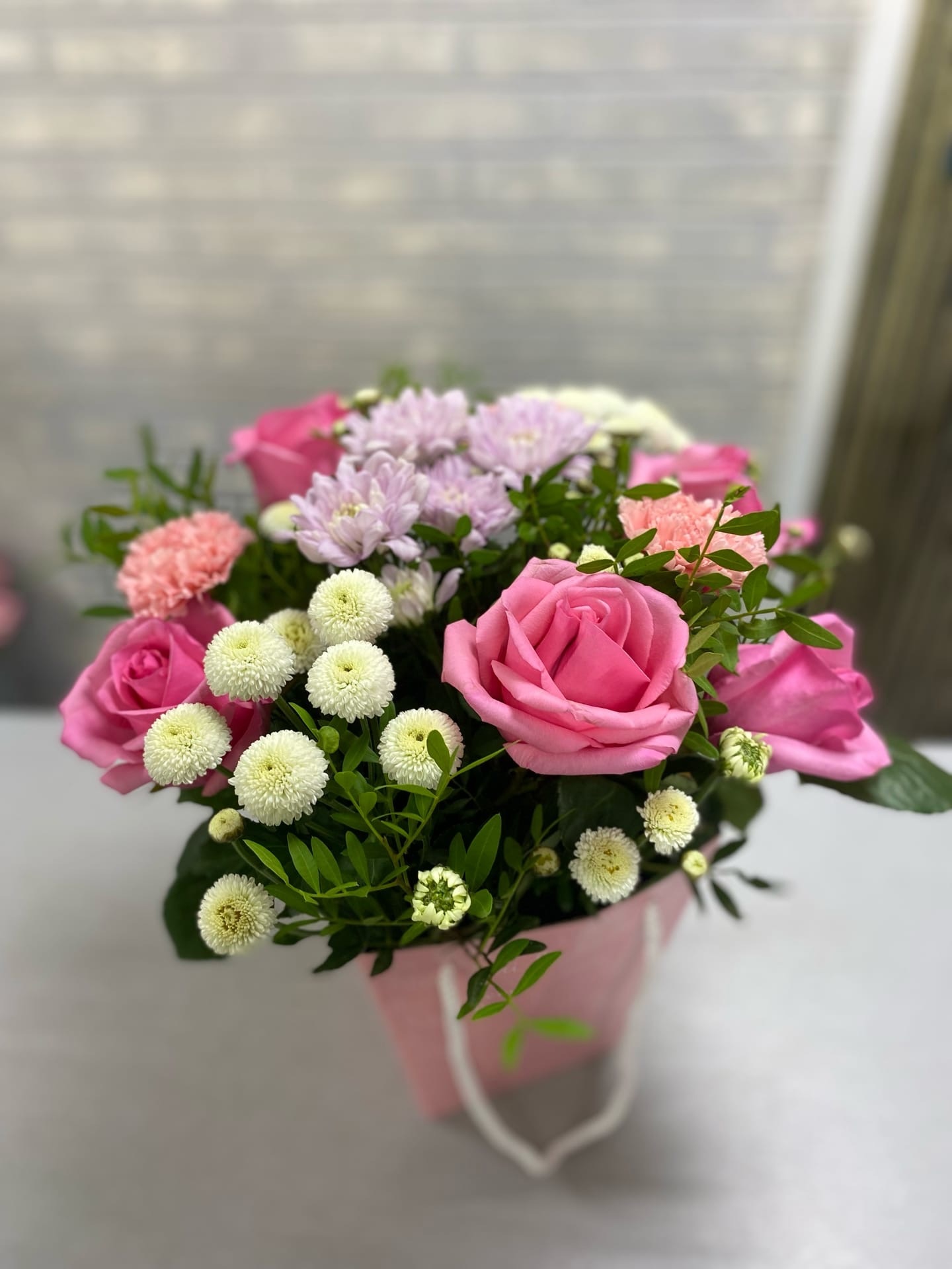 Корзинка из роз и хризантем 