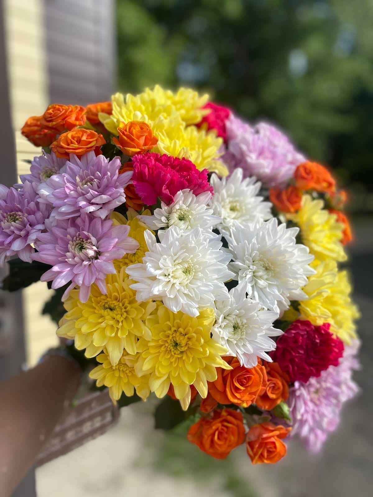 Букет из кустовых роз и хризантем 