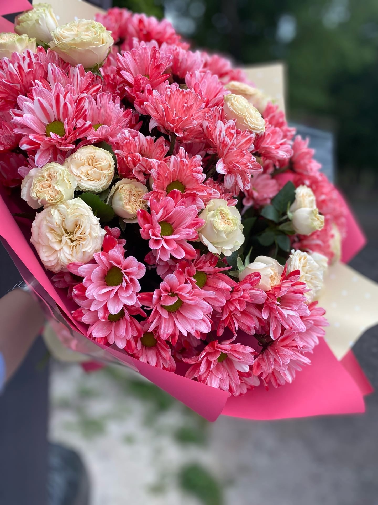 Букет из хризантем и пионовидных роз 