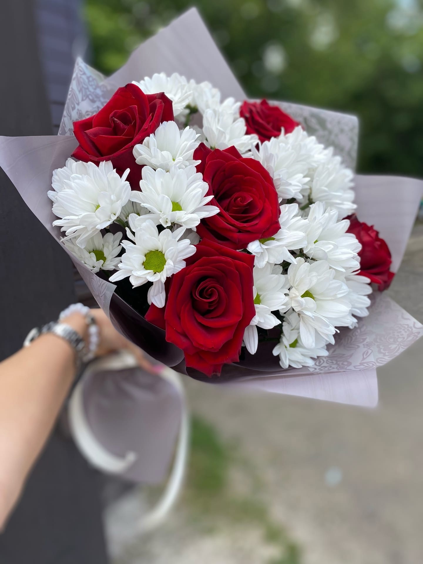 Букет из красных роз и хризантем 