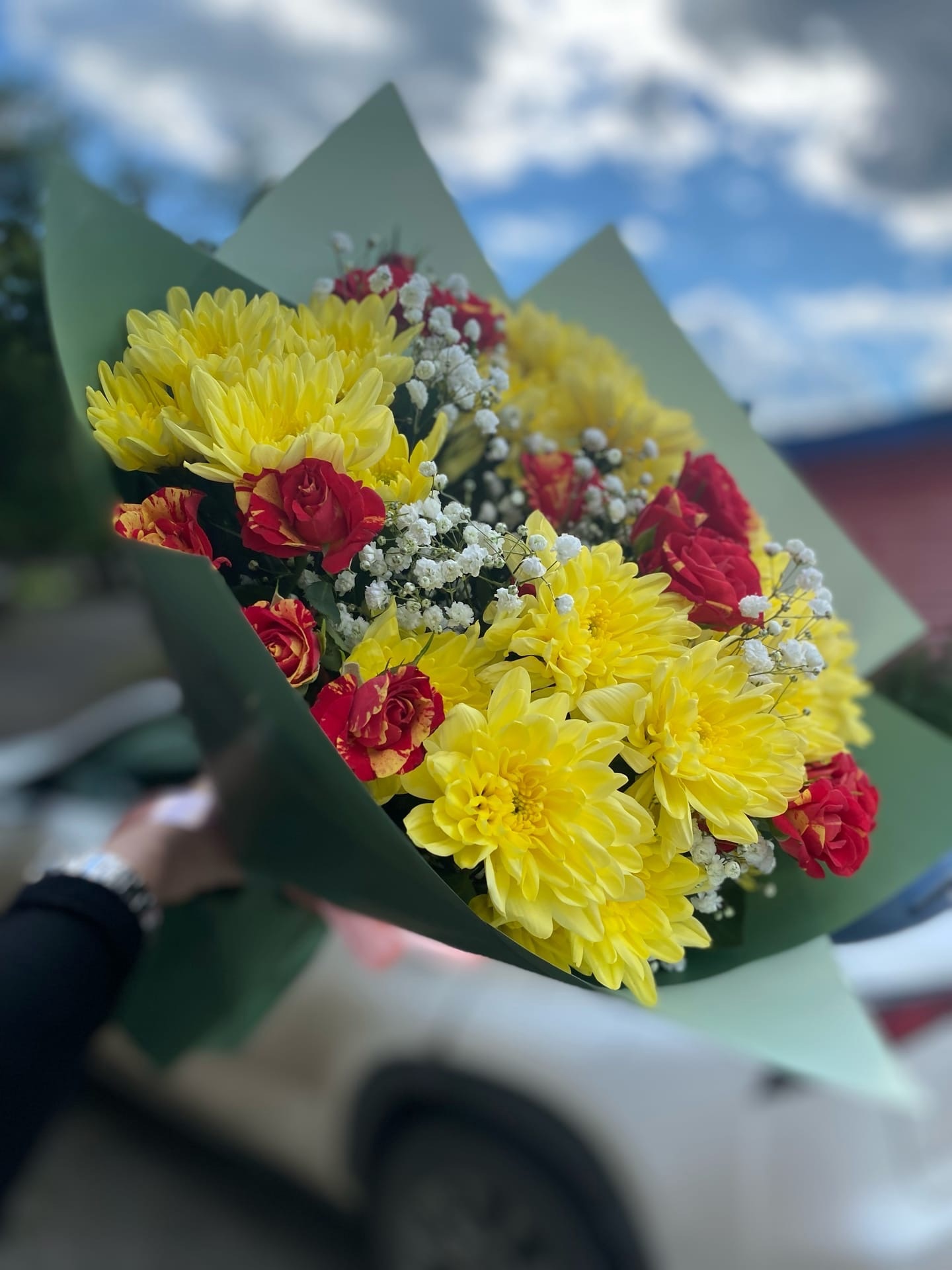 Букет из хризантем,кустовых роз,гипсофил 