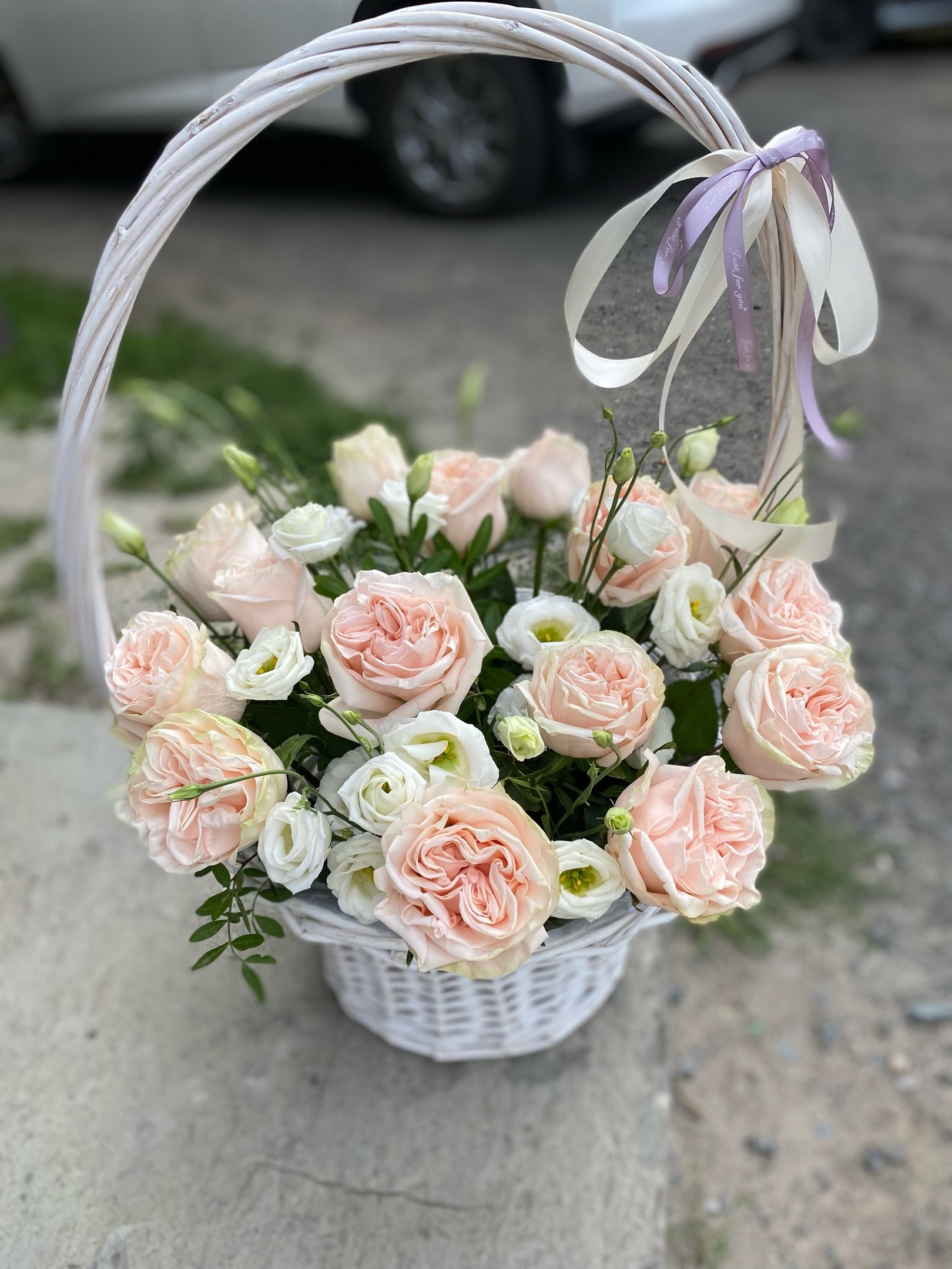 Букет из пионовидных роз и роз 