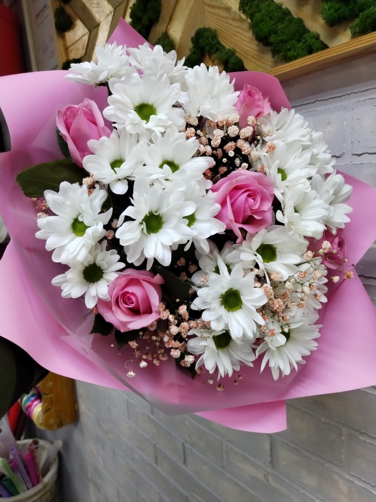 Букет из роз, гипсофил, хризантем 