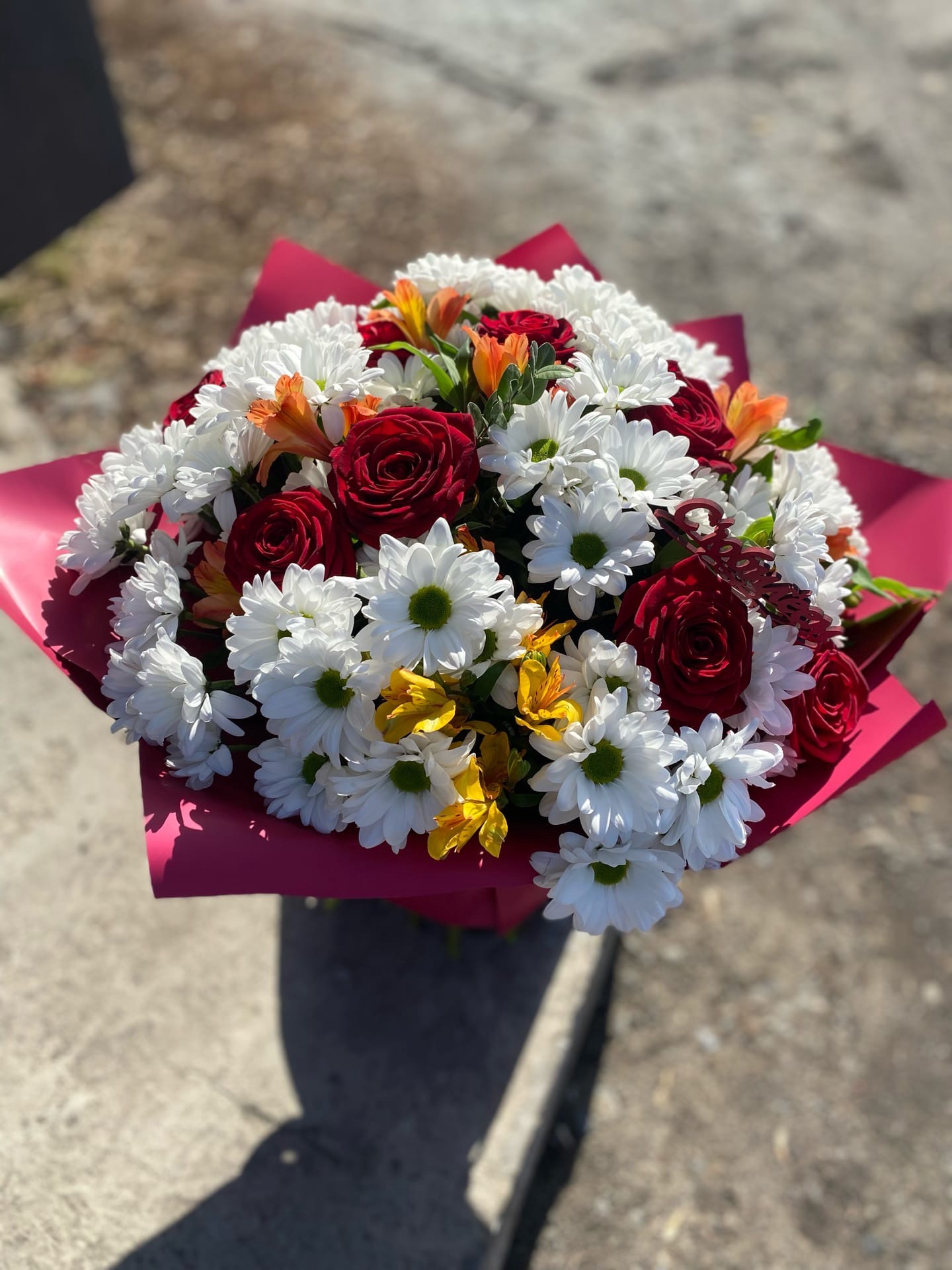 Букет из хризантемы, роз , альстрёмерий 