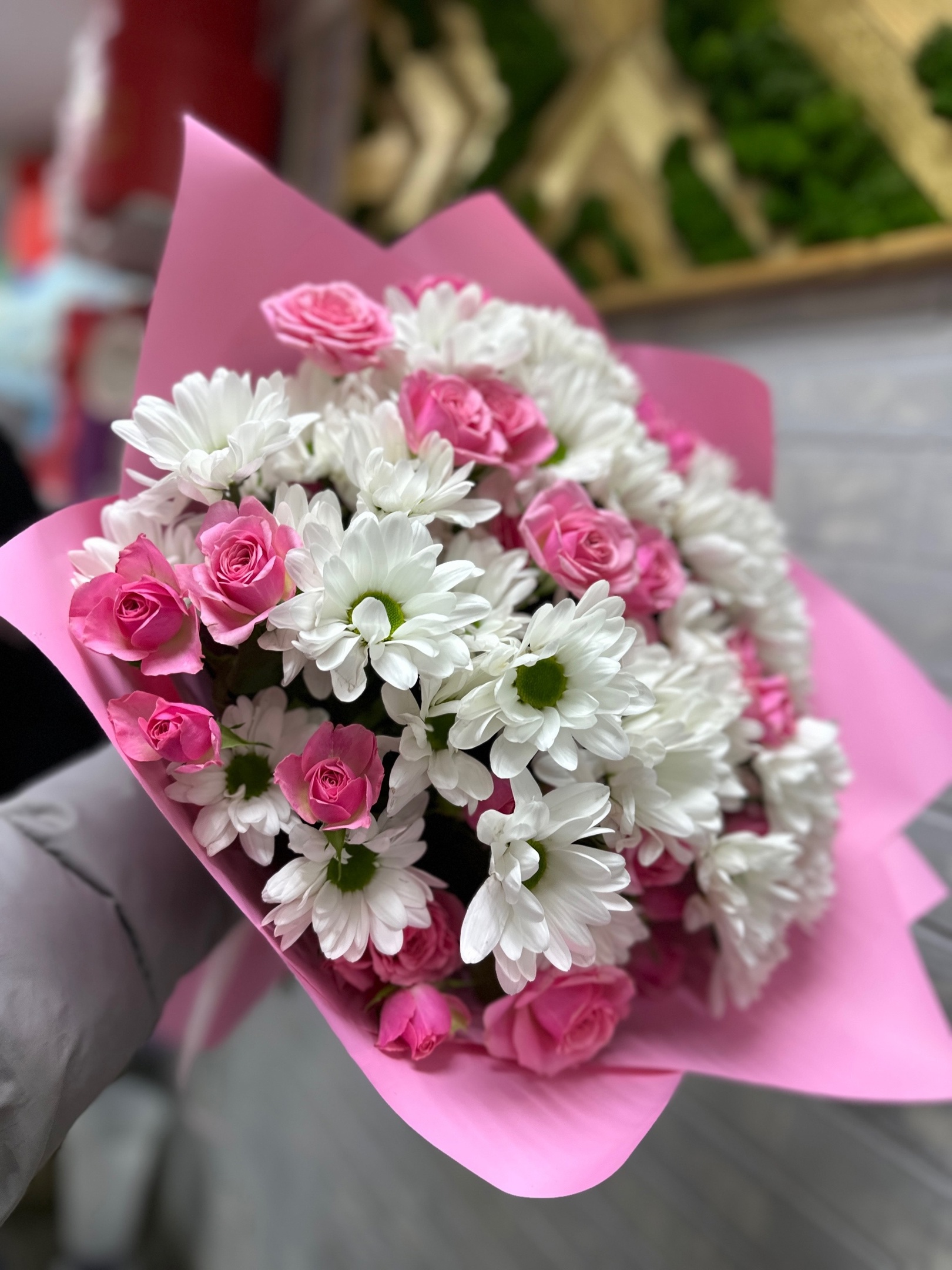 Букет из кустовых роз и хризантем