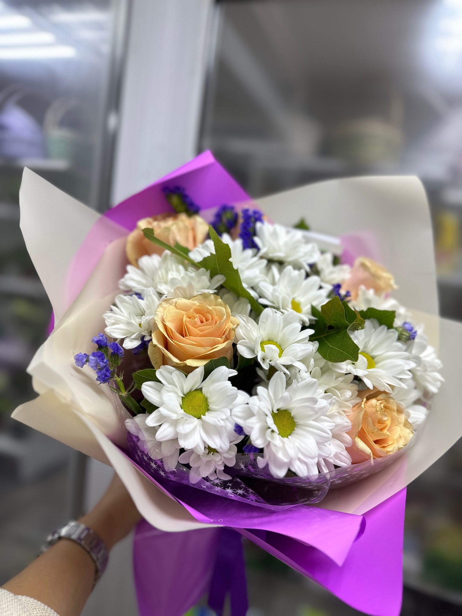 Букет из хризантем и роз