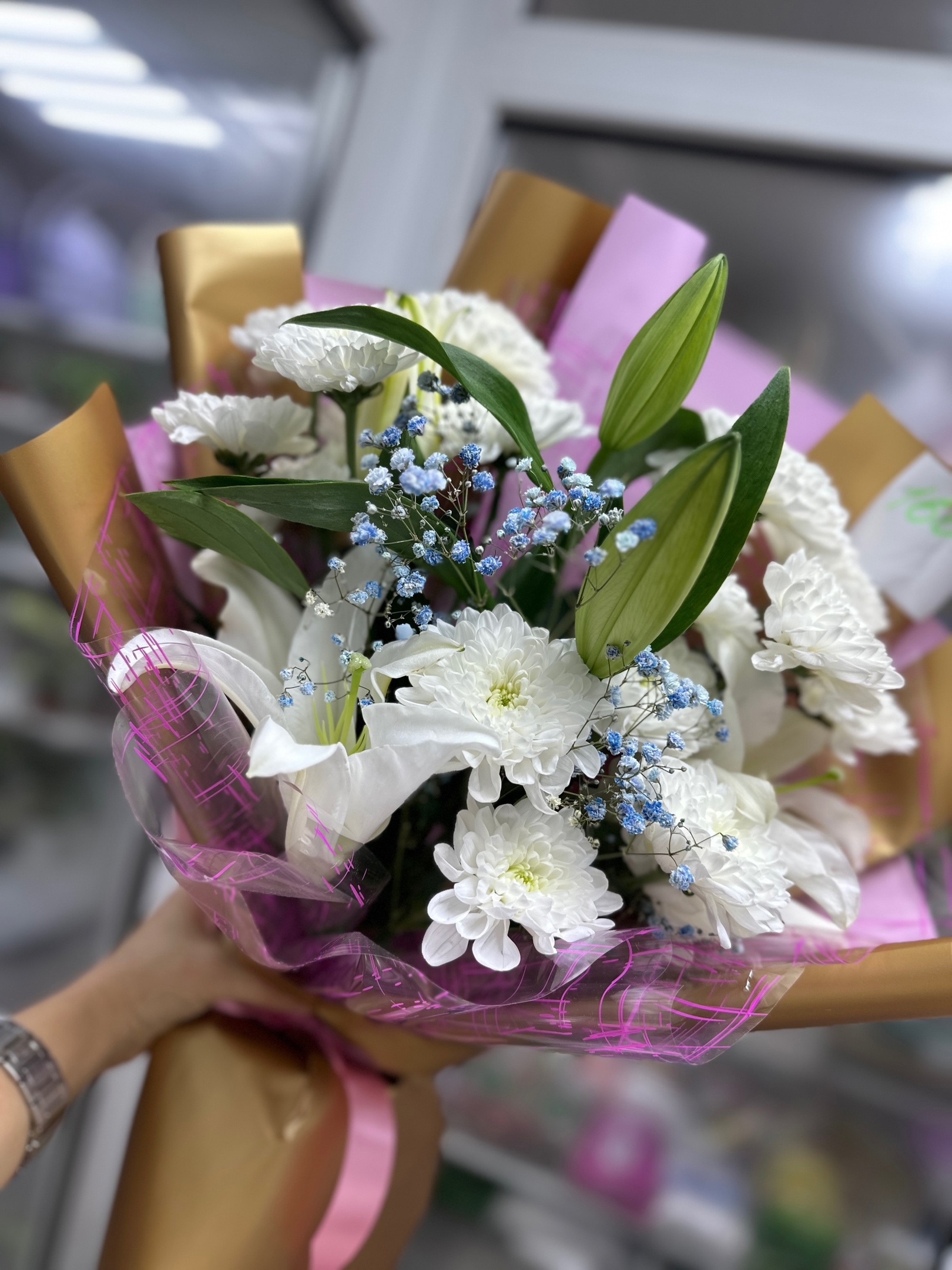 Букет из лилий, гипсофил, хризантем