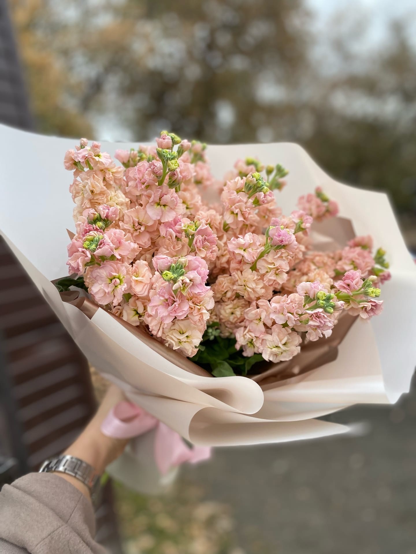 Букет из лилий, гипсофил, хризантем