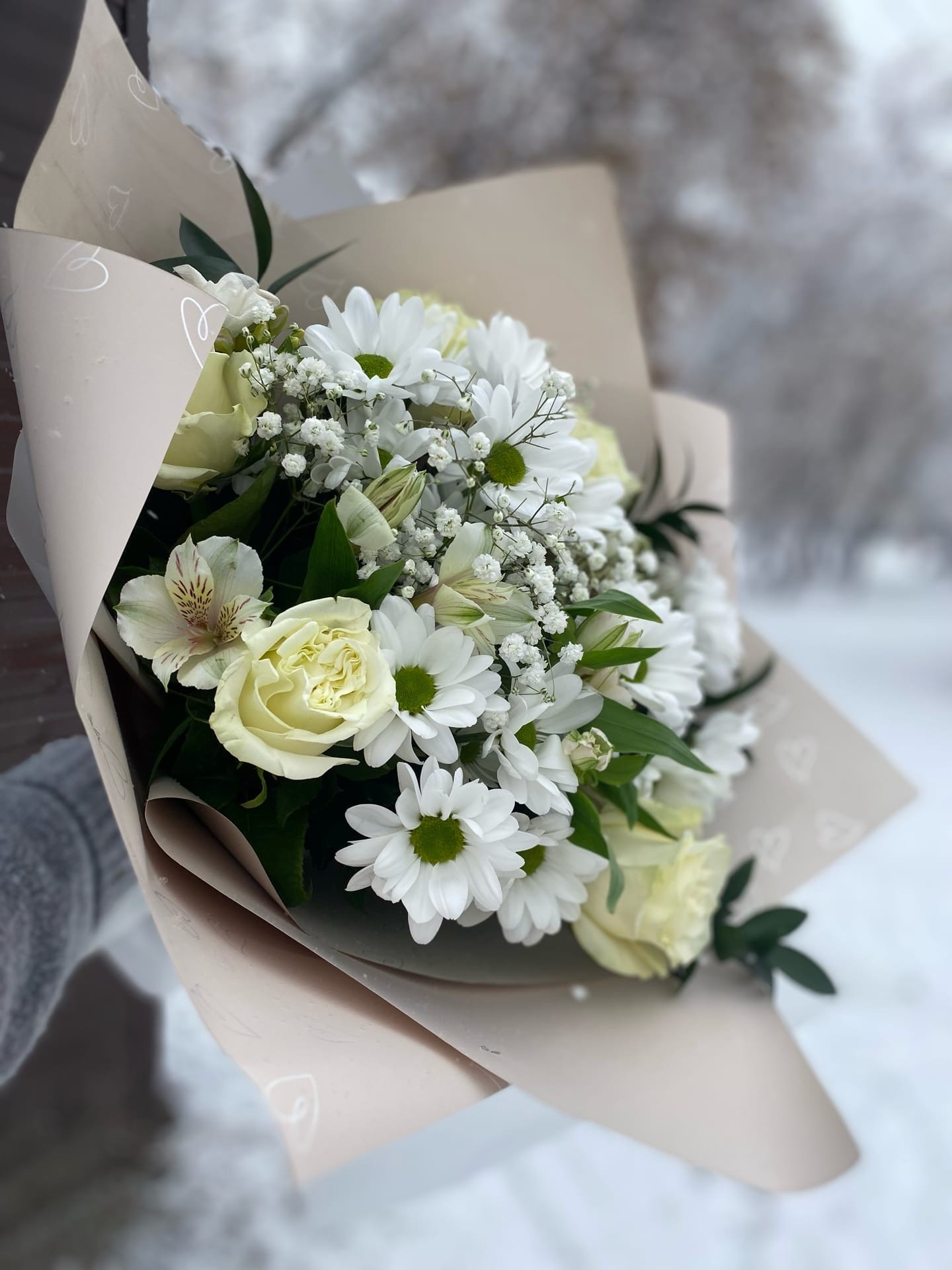 Букет из хризантем и пионовидных роз