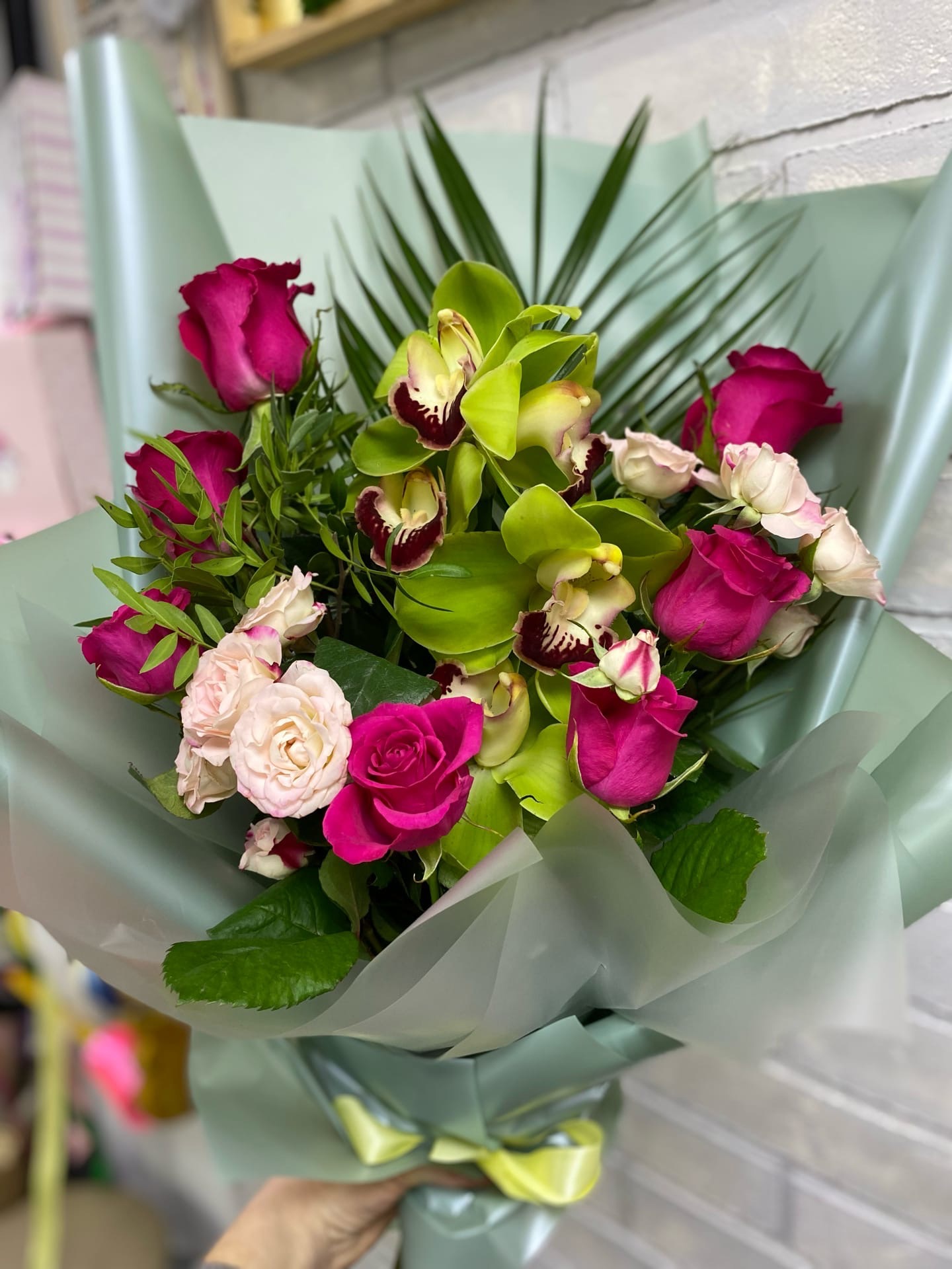 Букет из зелёных орхидеи,роз