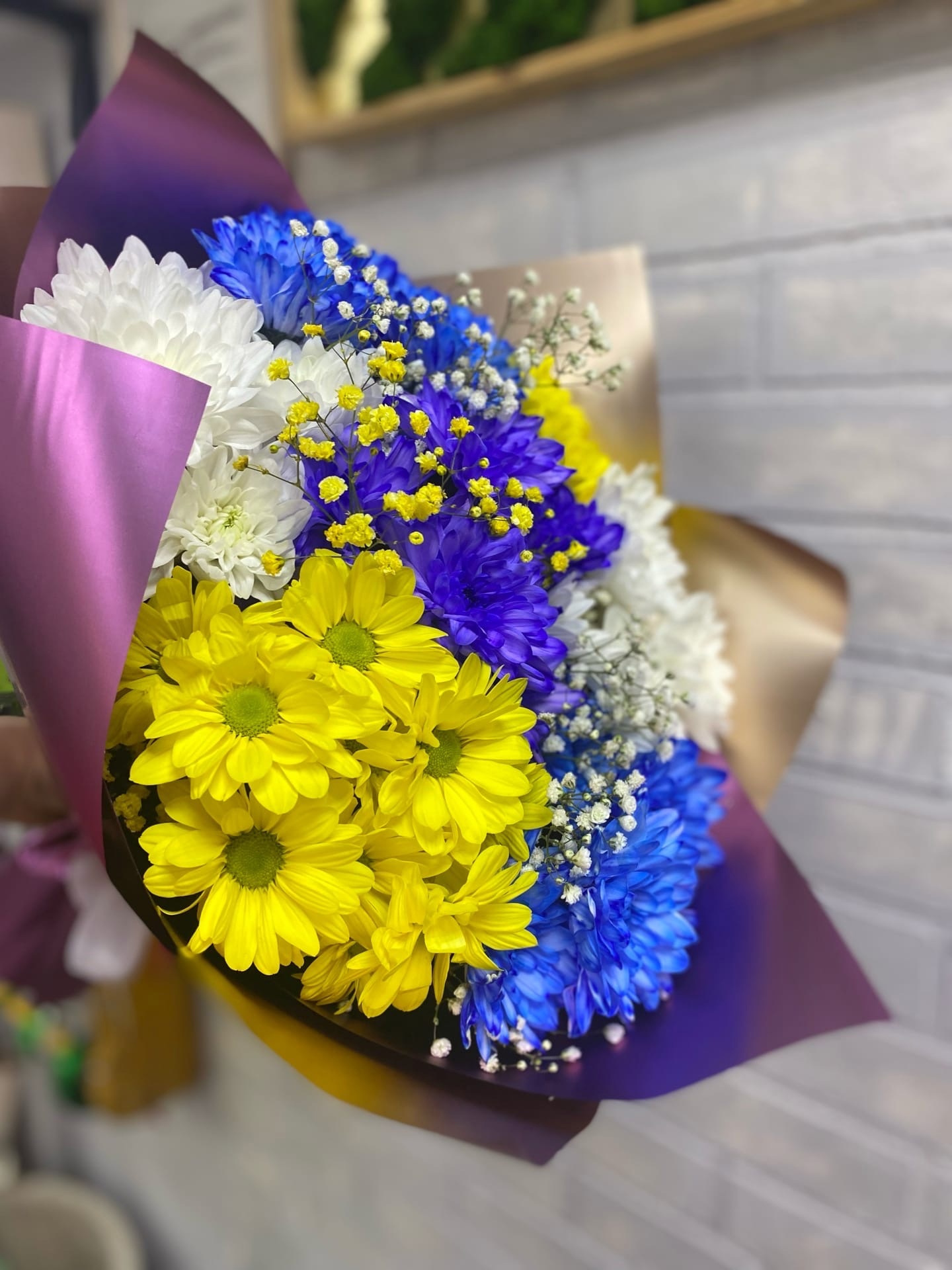 Букет из хризантем и гипсофил