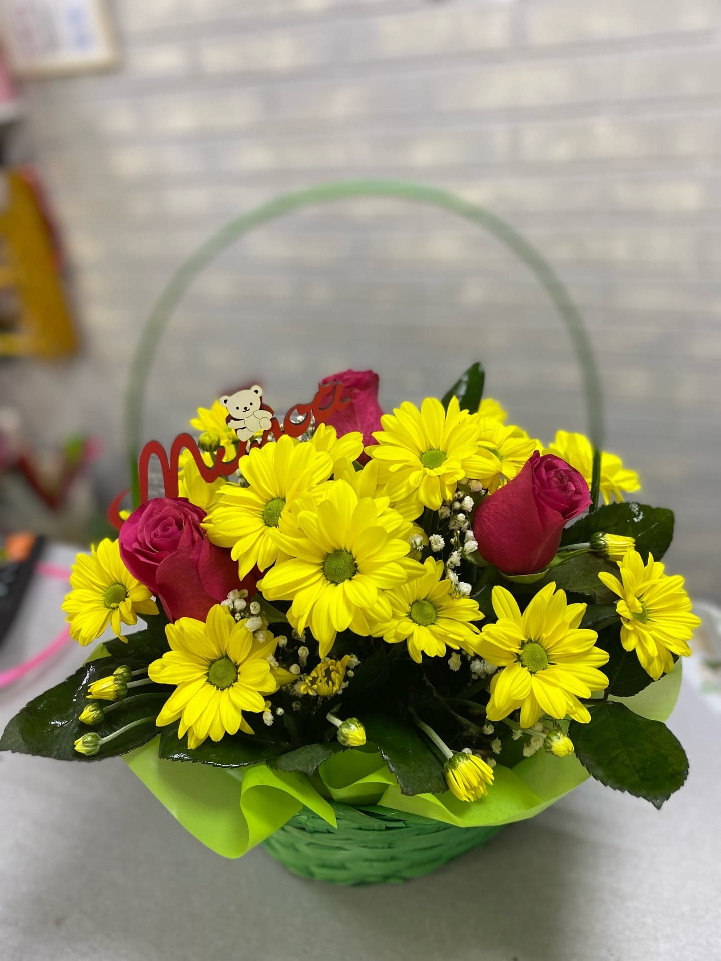 Корзинка из хризантем,роз и табличкой