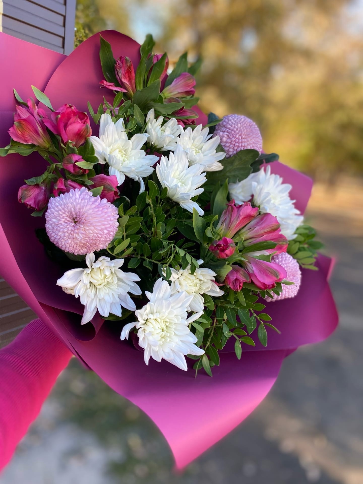 Букет из хризантем и альстрёмерия