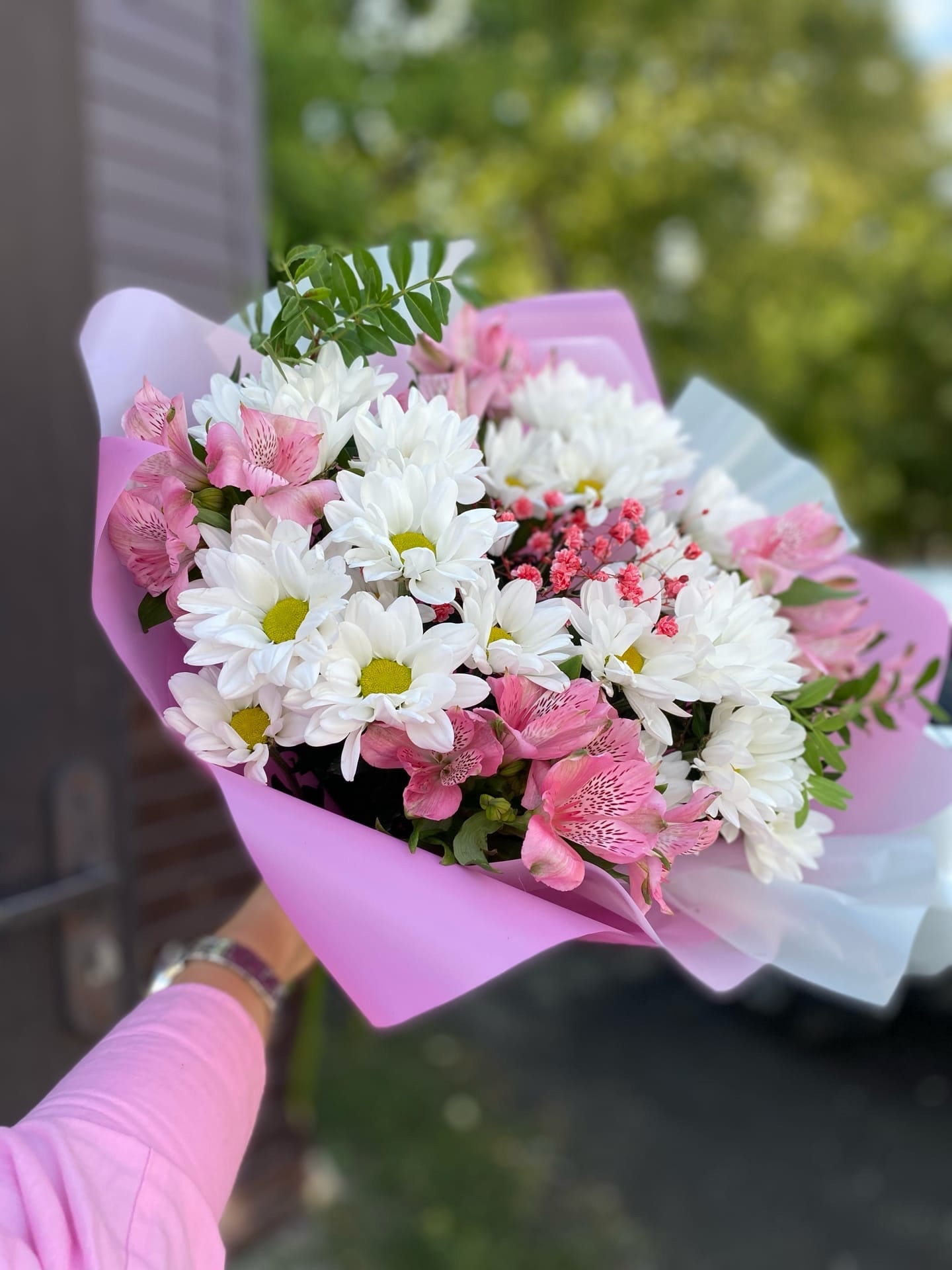 Букет из хризантем и альстрёмерия