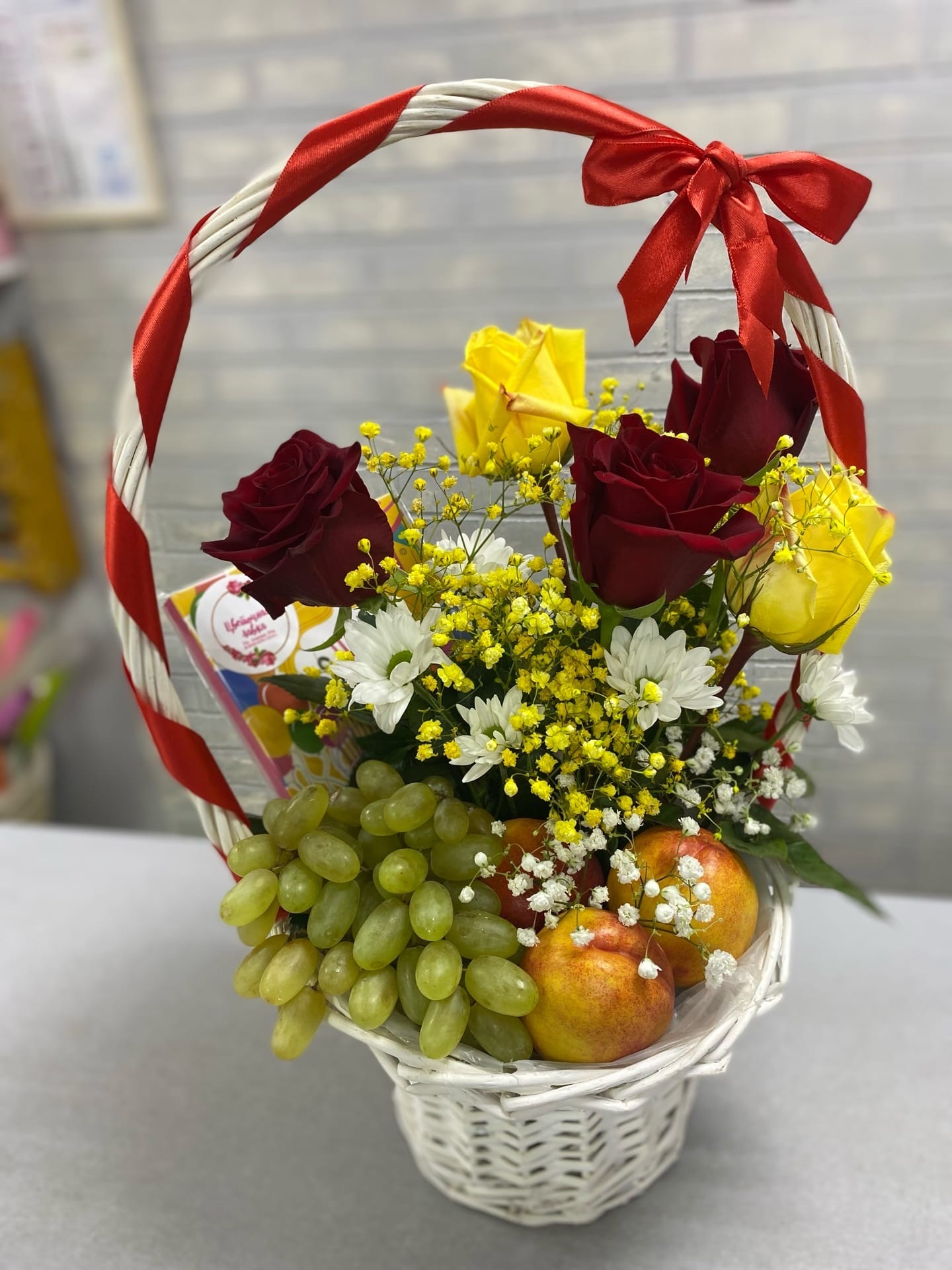 Корзинка из фруктов и роз, гипсофил