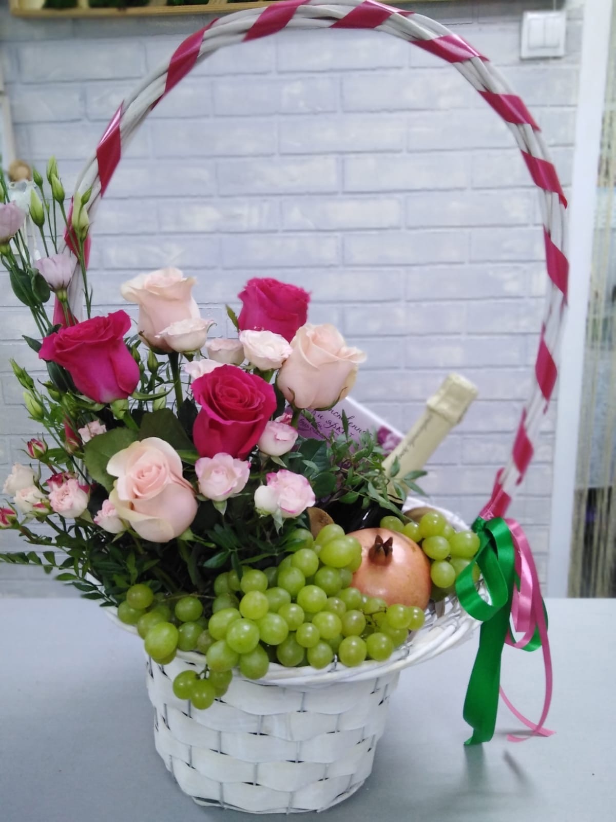 Корзинка из фруктов и кустовых роз