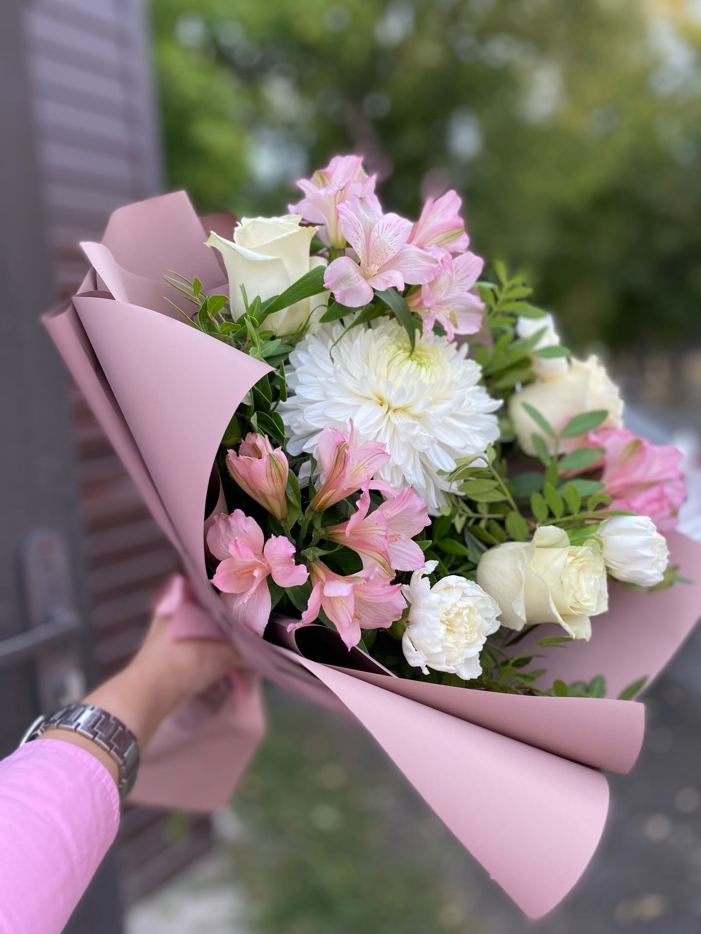 Букет из роз,гвоздик,альстрёмерия