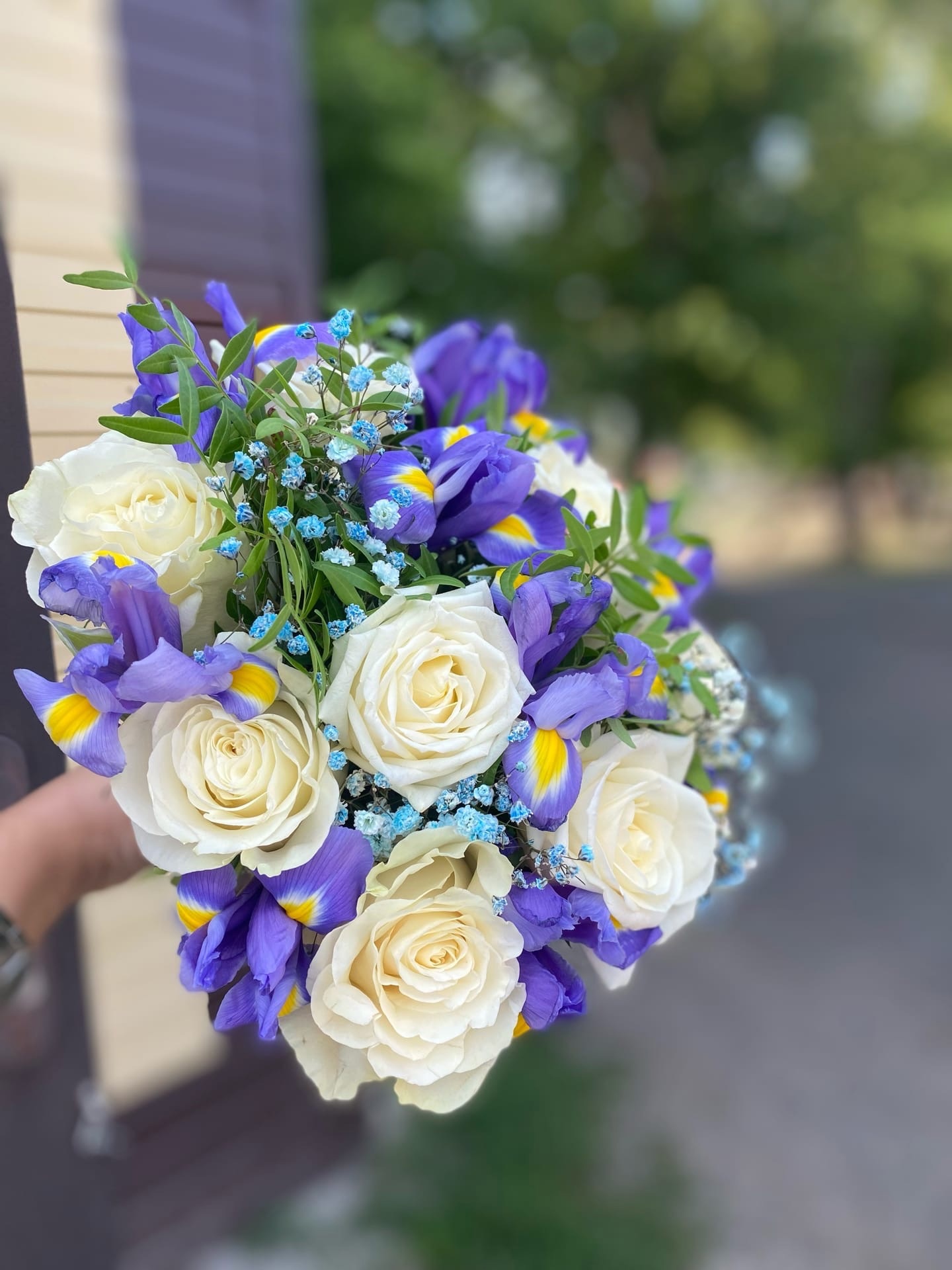 Букет из пионовидных роз и ирисов 