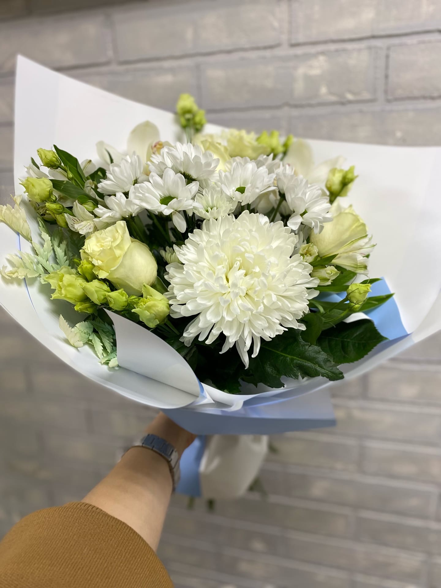 Букет из хризантем , кустовых роз