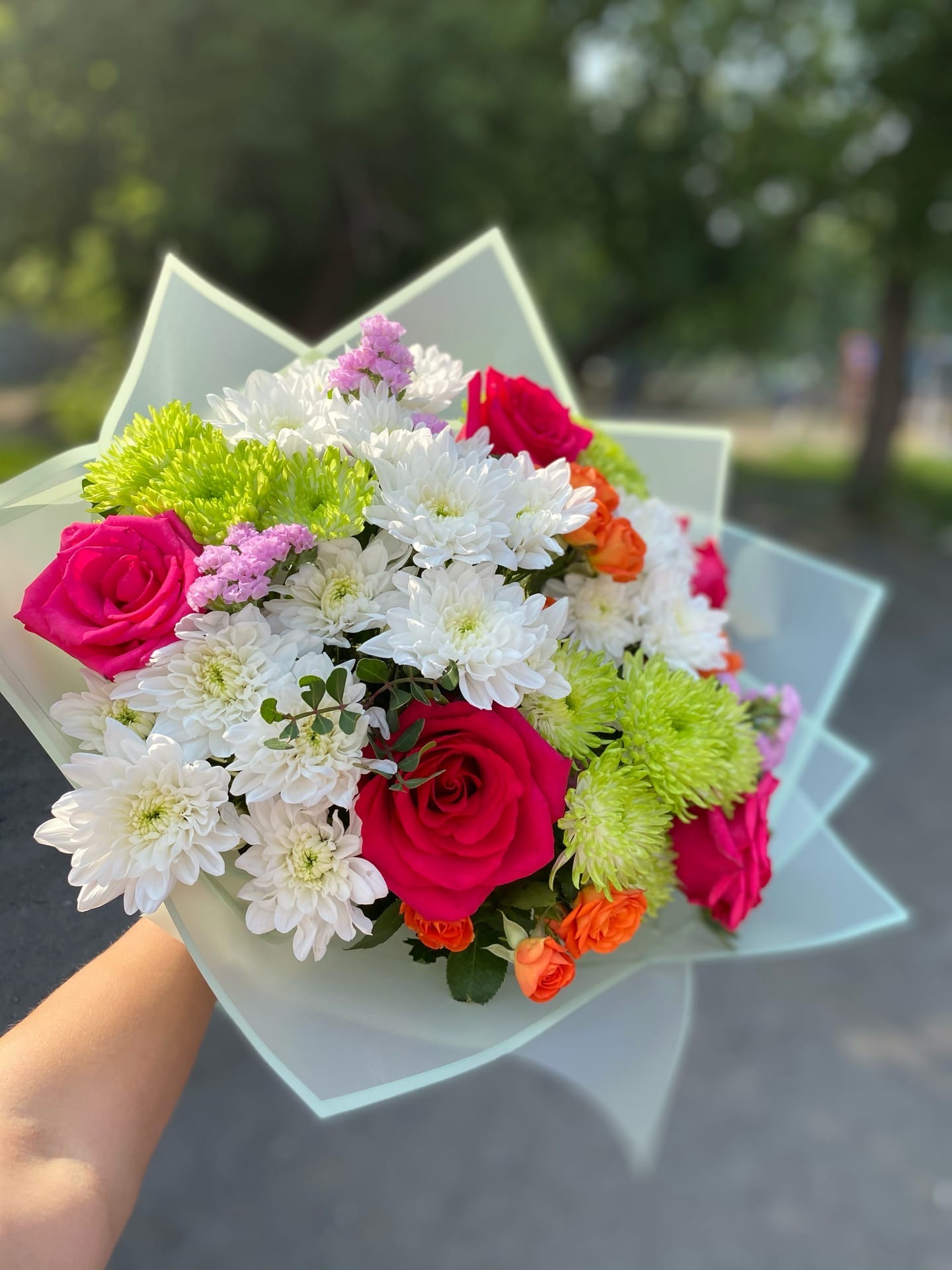 Букет из хризантем , кустовыех роз, роз